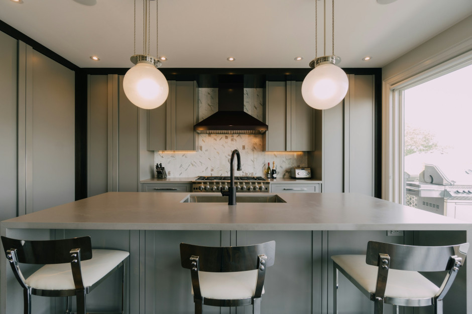 Spaziosa cucina in un appartamento di lusso / Unsplash, Ariel Domenden