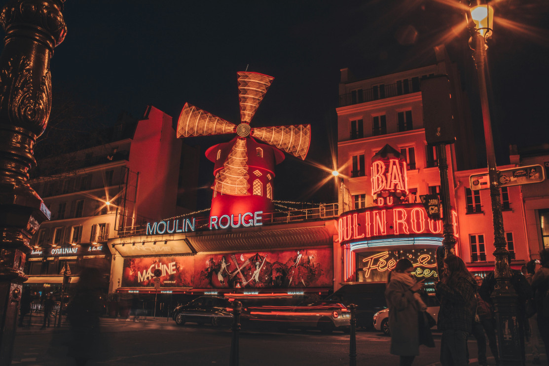 De rode ventilator in de Moulin Rouge werkt weer / Foto: Unsplash Lola Delabays