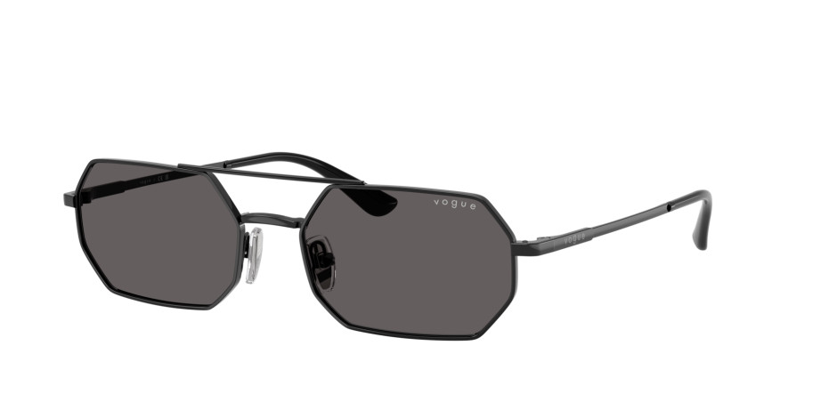 Occhiali da sole minimalisti perfetti per l'uomo alla moda per l'estate 2025 - Vogue / EssilorLuxottica, materiali stampa