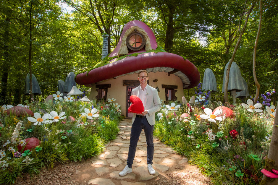 Nicolas Tytgat nodigt je uit in het Smurfendorp / foto: Airbnb-persmateriaal