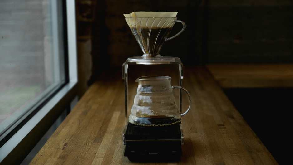 Kaffeezubereitung mit der Pour-Over-Methode / Foto: Unsplash, Andrew Welch