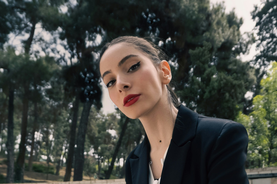 Jovem mulher de terno / Unsplash, Farshad Sheikhzad