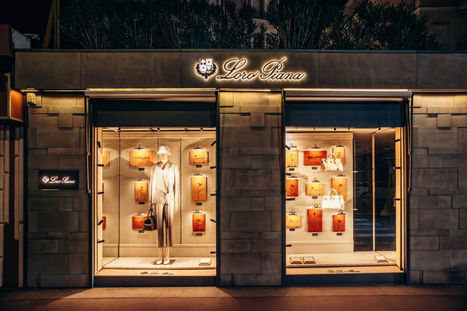 The window of the boutique of the luxury fashion house Loro Piana / Shutterstock