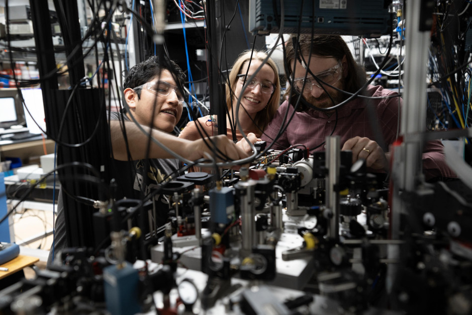 Ulusal Standartlar ve Teknoloji Enstitüsü dünyanın en hassas iyon saatini üretti / fotoğraf: NIST