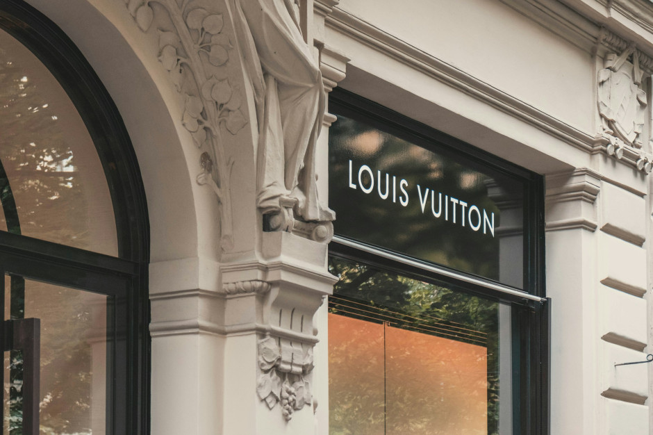 Vetrina della boutique di lusso Louis Vuitton / Unsplash, Christian Wiediger