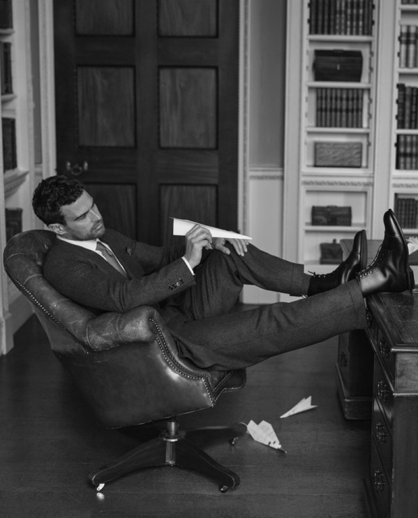 Theo James nella campagna autunnale del marchio della Chiesa / materiali stampa