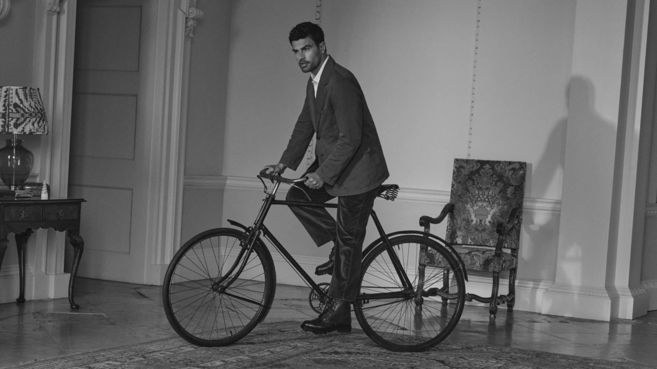 Theo James nella campagna autunnale del marchio della Chiesa / materiali stampa