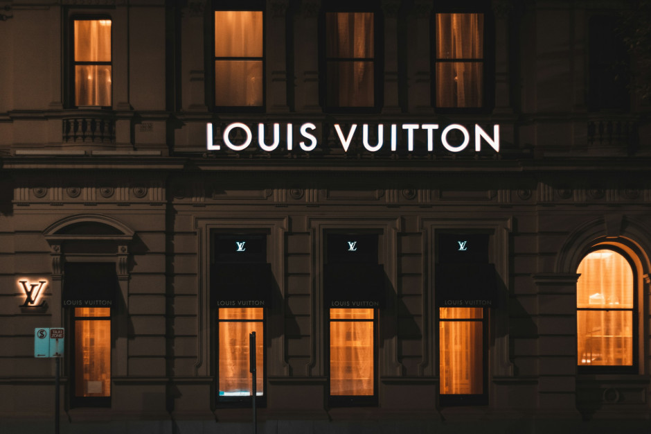 Boutique Louis Vuitton / Unsplash, Cody Gallo