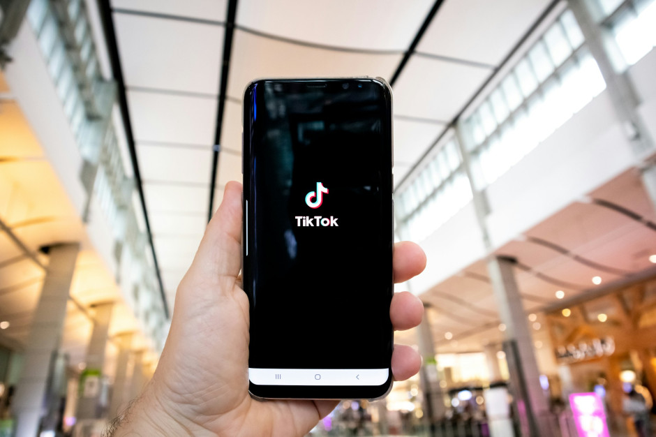 TikTok - uma plataforma que define tendências globais / Unsplash, Olivier Bergeron