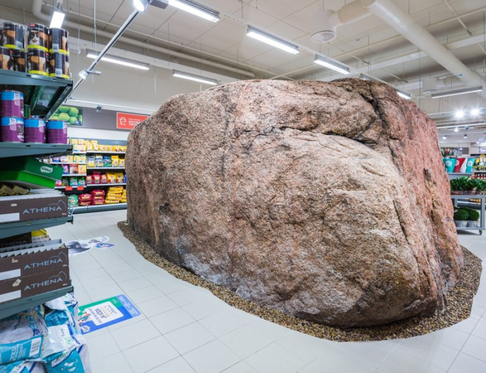 Uma pedra no Shopping Center Viimsi, na Estônia/foto: Nordecon