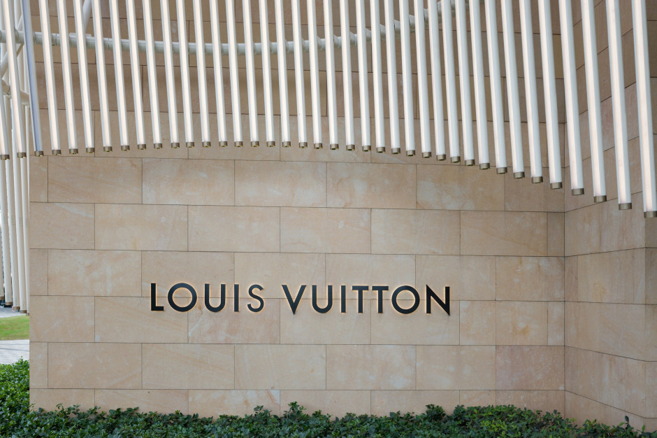 Placa da Louis Vuitton em um prédio, Xangai, China / Unsplash, Declan Sun