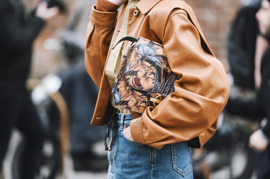 Chaqueta marrón: el accesorio más de moda para el otoño de 2025 / Shutterstock
