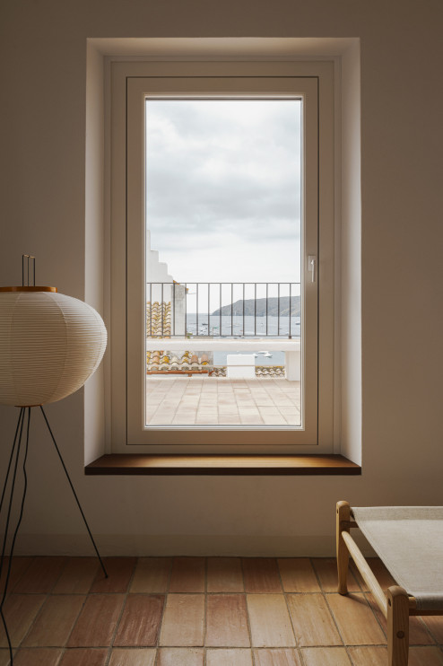 Antiga casa de pescador em Cadaqués / materiais de imprensa - Bea Portabella + Jordi Pagès, foto de David Zarzoso