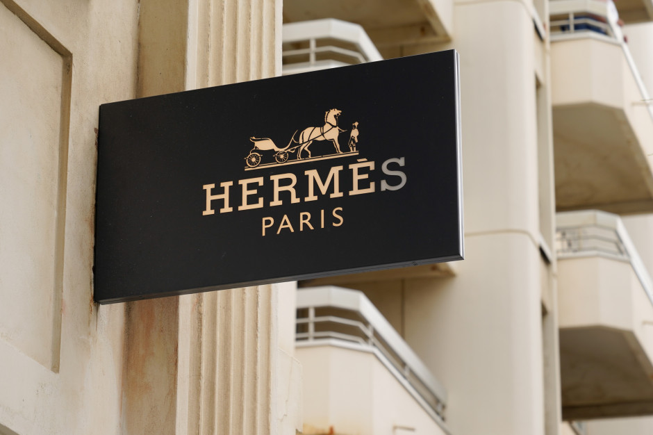 Insegna della casa di moda di lusso Hermès / Shutterstock