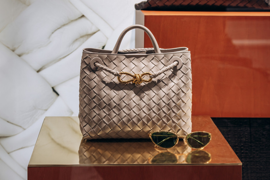 Bolsa Andiamo da Bottega Veneta no icônico tecido intrecciato / Shutterstock