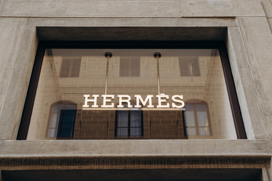 Sign of the luxury fashion house Hermès / Shutterstock