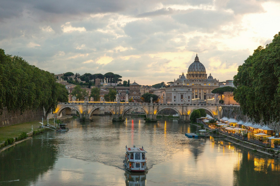 A barge floating on the river Tiber of the Eternal City / Unsplash, Saad Khan