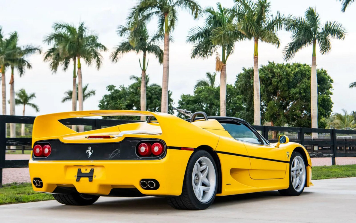 Ferrari F50 amarela de 1995 à venda / RM Sotheby's, foto de Jorge Guasso