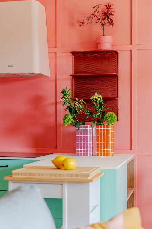 Apartment for rent in Warsaw's Wola district in retro Palm Springs colors / press materials, project Deer Design, photo: Zagórny Studio