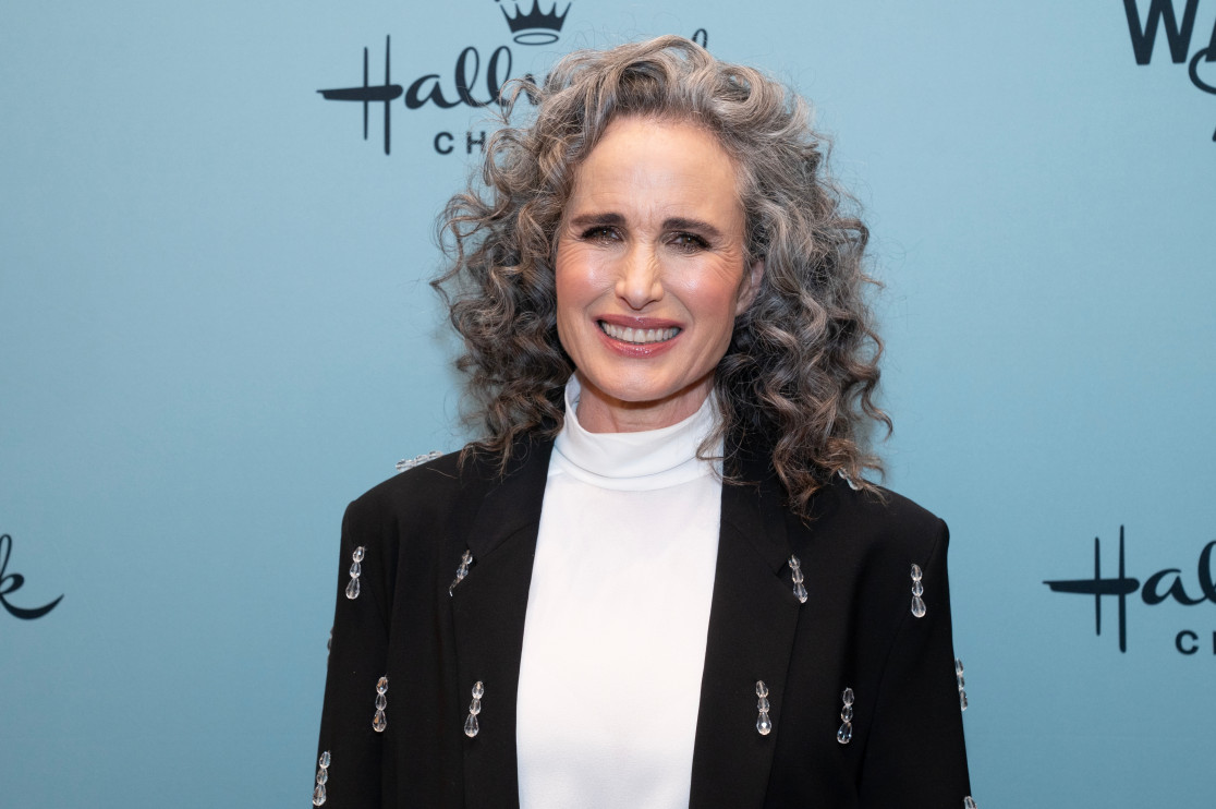 Andie MacDowell com cabelos grisalhos/foto: Shutterstock