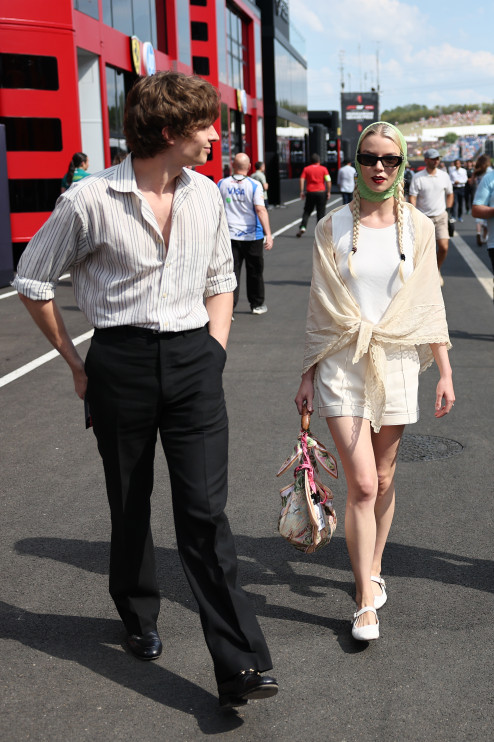 Malcolm McRae y Anya Taylor-Joy en el Gran Premio de Hungría de Fórmula 1 en Budapest / Jakub Porzycki/NurPhoto / Getty Images