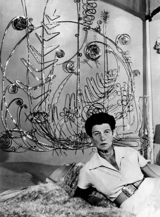Peggy Guggenheim na tle rzeźby Alexandra Caldera - 1961 / Getty Images / ullstein bild/ullstein bild