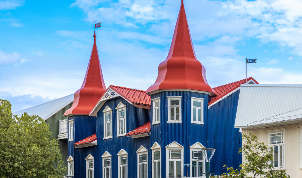 Akureyri in Iceland / Shutterstock / eskystudio