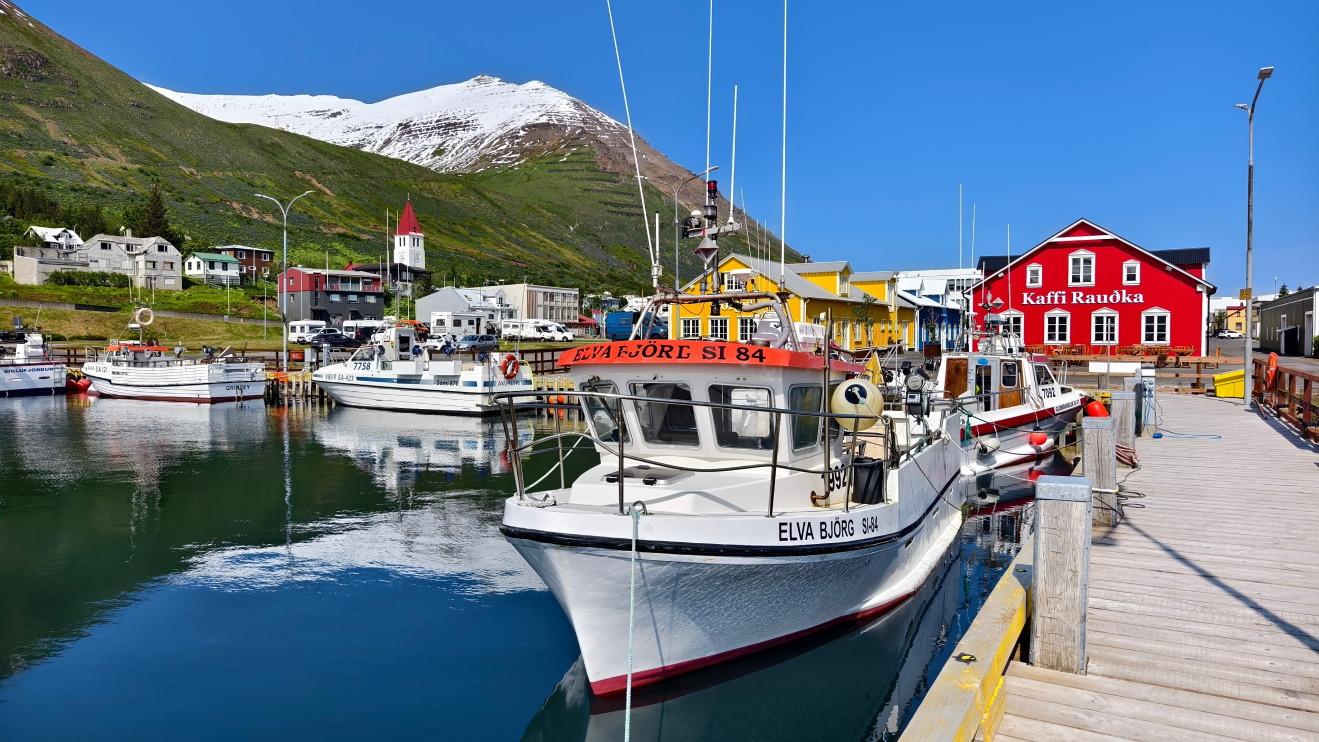 Siglufjörður / Shutterstock / Petr Podrouzek