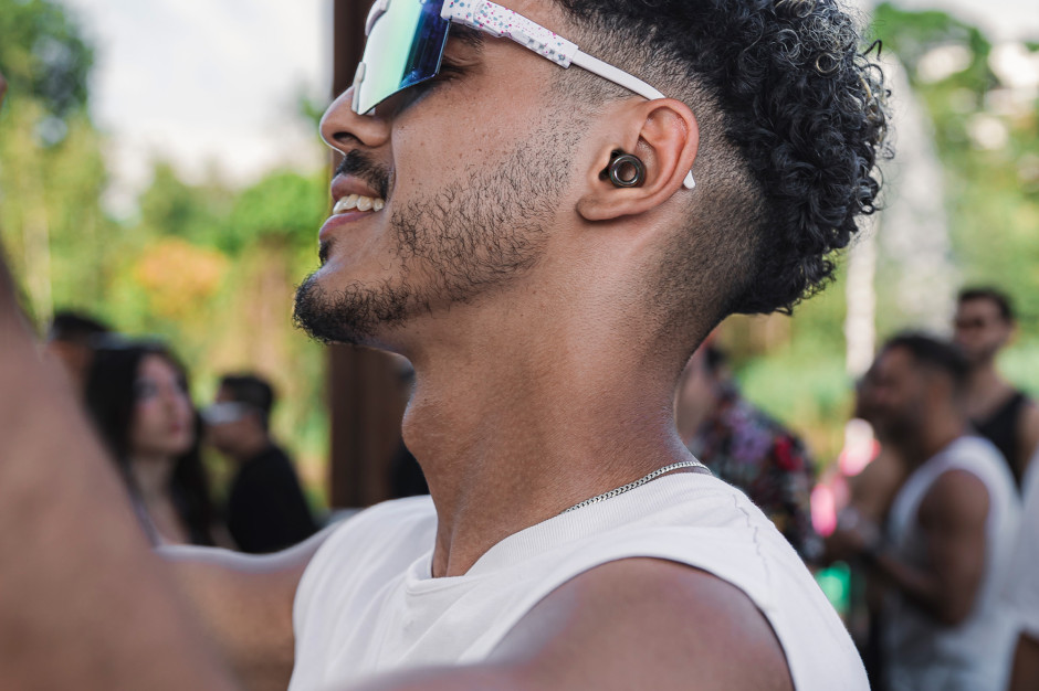Homem em um festival de música com protetores auriculares Loop / Materiais de imprensa da Loop