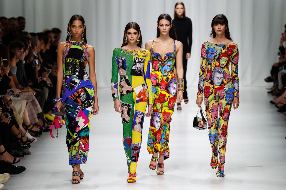 Yasmin Wijnaldum, Kaia Gerber, Mica Arganaraz, Vittoria Ceretti tijdens de Versace 2018-show /Shutterstock