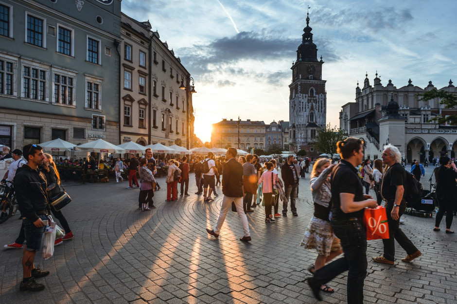 Turisti passeggiano nella piazza del mercato di Cracovia, Polonia