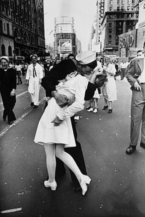 Kiss in Times Square/photo by Alfred Eisenstaedt