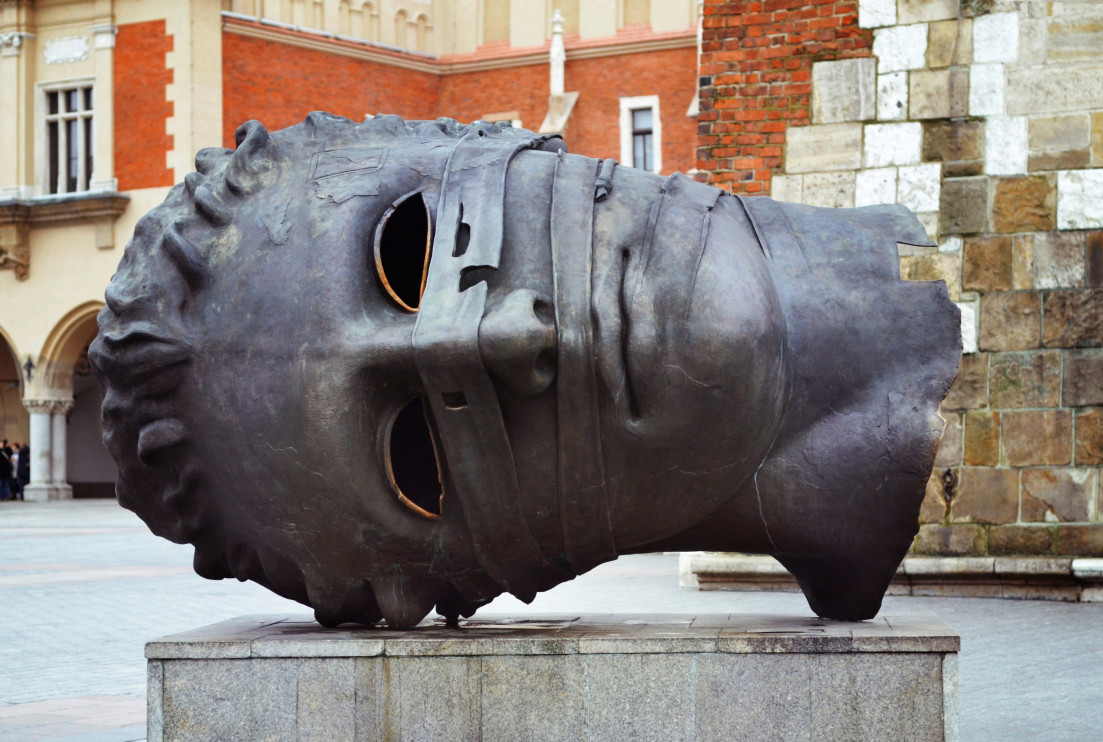 Igor Mitoraj op het marktplein van Krakau