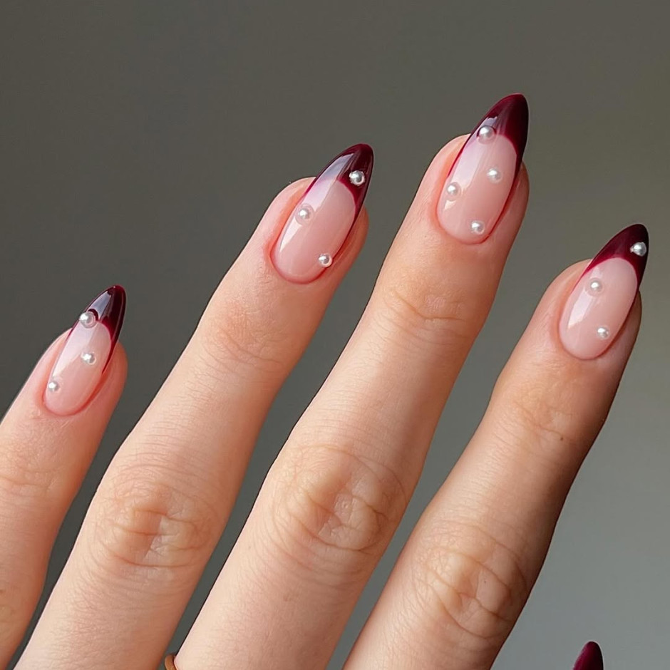 Manicura francesa en el tono más de moda del otoño 2025: brogue / Instagram @thehotblend