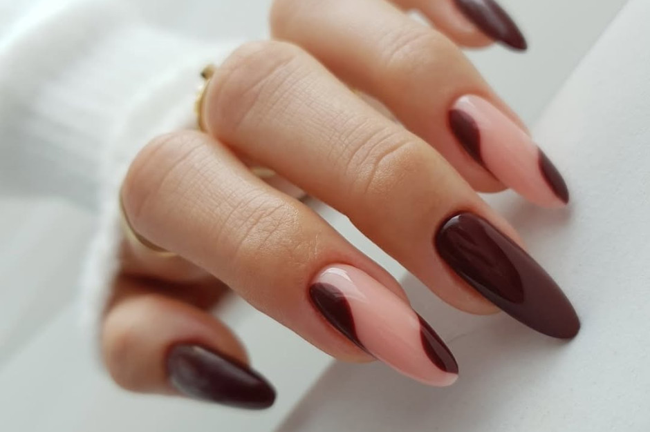 Manicura en el tono más de moda del otoño 2025 - brogue / Instagram @thehotblend
