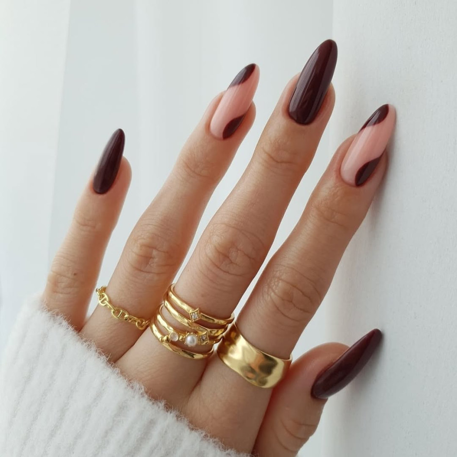 Uñas en el tono más de moda del otoño 2025: brogue / Instagram @thehotblend