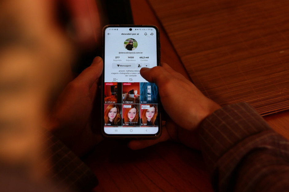 Persona navegando en redes sociales, cuenta de Instagram. Licencia: Nathana Reboucas / Unsplash