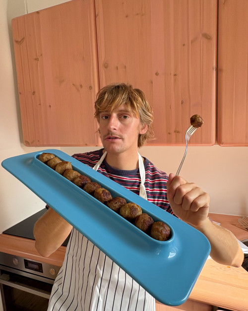 Gustaf Westman presents his meatball plate design License: Press materials / Ikea