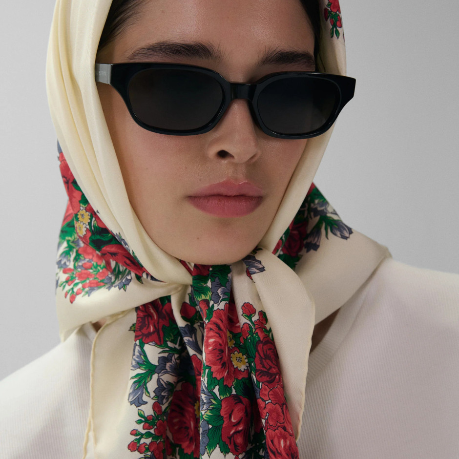 Pañuelo de seda con motivo floral de Magda Butrym lucido por una modelo Licencia: Material de prensa / Magda Butrym
