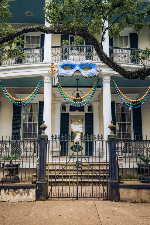A New Orleans house decorated for Mardi Gras/Photo: Unsplash, Leo Bayard