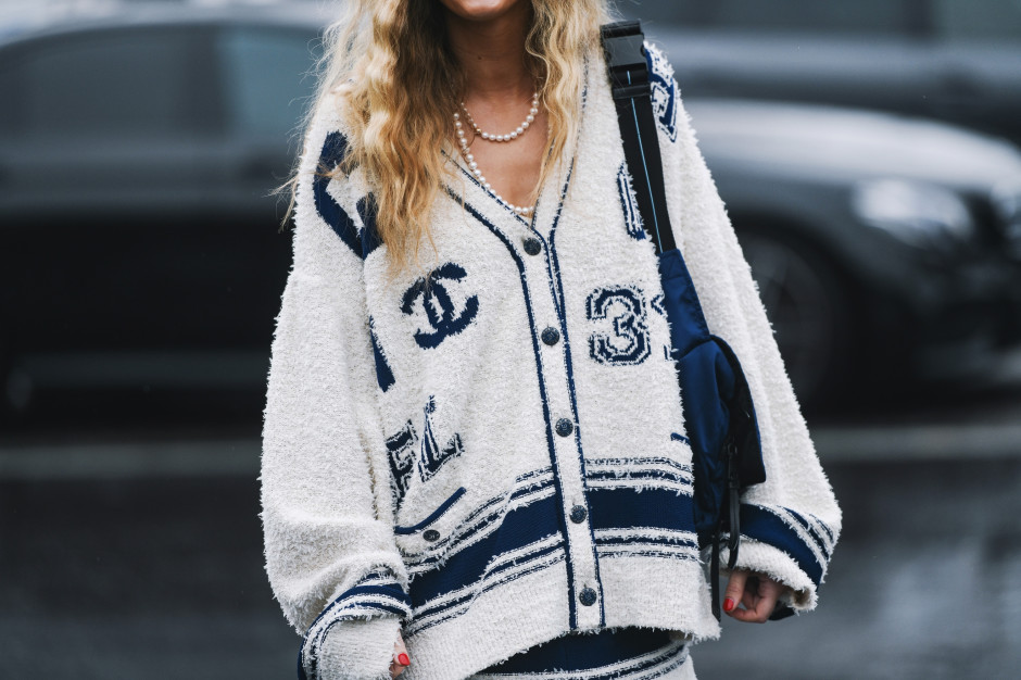 O street style de outono da Chanel - suéter Chanel. Foto: Creative Lab / Shutterstock
