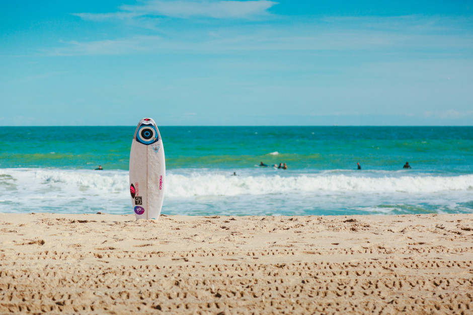 Prancha de surfe deixada na praia - esportes aquáticos. Foto: Łacie Cueto / Unsplash
