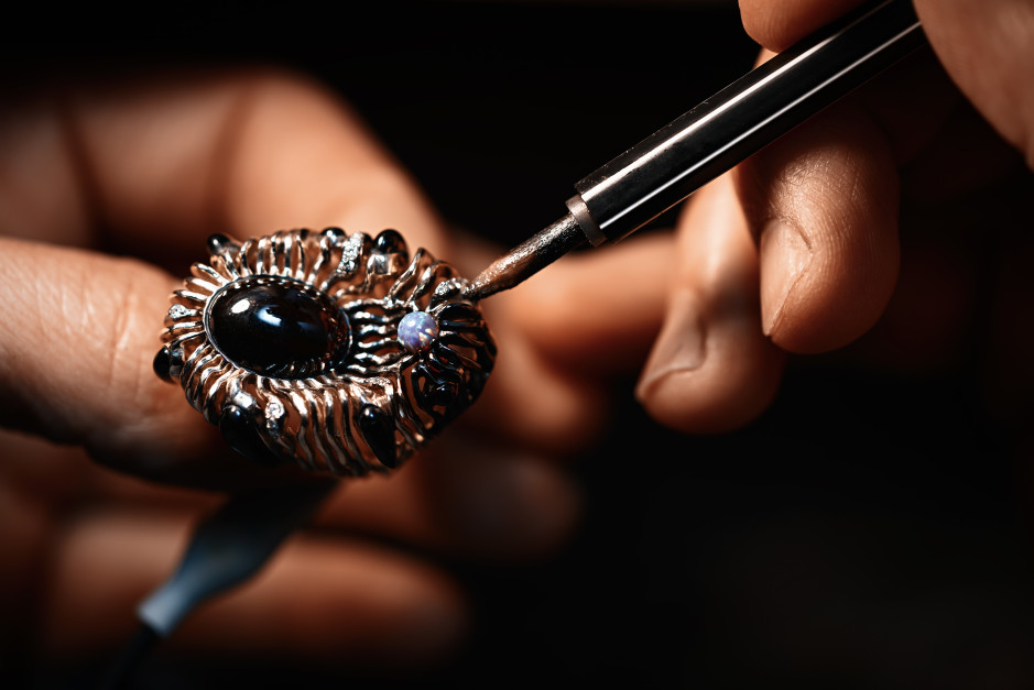 Joalheiros revestem ouro branco, prata e, menos comumente, platina com ródio para aumentar sua durabilidade, brilho e resistência ao desbotamento. Licença: DUO Studio / Shutterstock