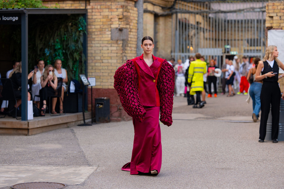 Desfile de jovens artistas durante a Semana de Moda de Vilnius 2025. Foto: Materiais de imprensa / Elle, Semana de Moda de Vilnius / Kristina Petrikonyte