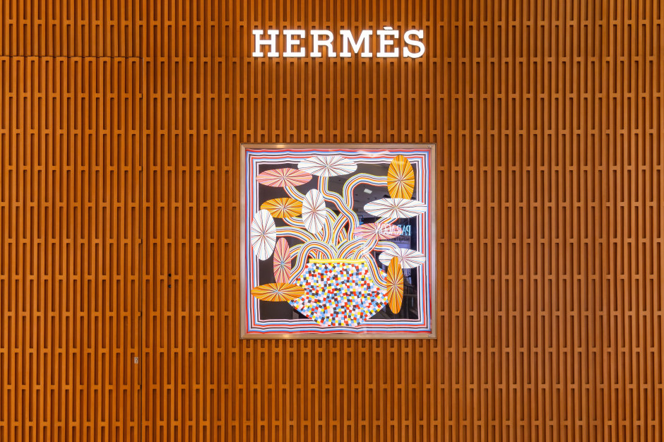 The window of the boutique of the French fashion house Hermes. Photo: Artem Evdokimov / Shutterstock