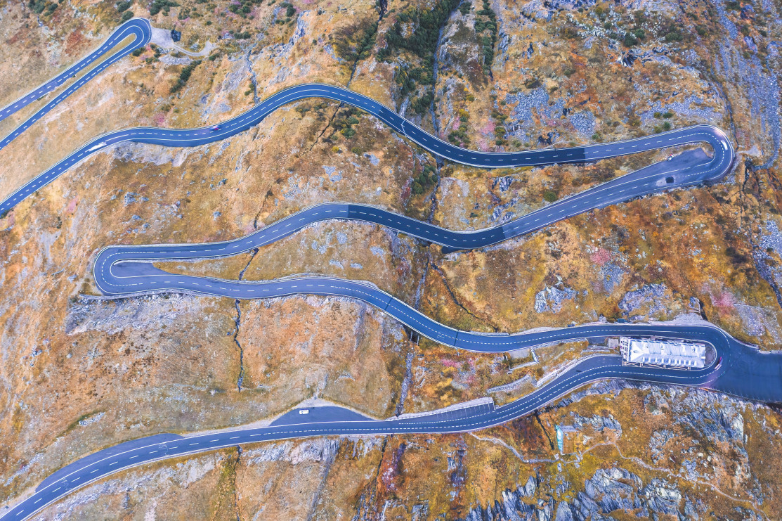 A estrada para o Hotel Belvedere abandonado nos Alpes. Foto: uslatar / Shutterstock