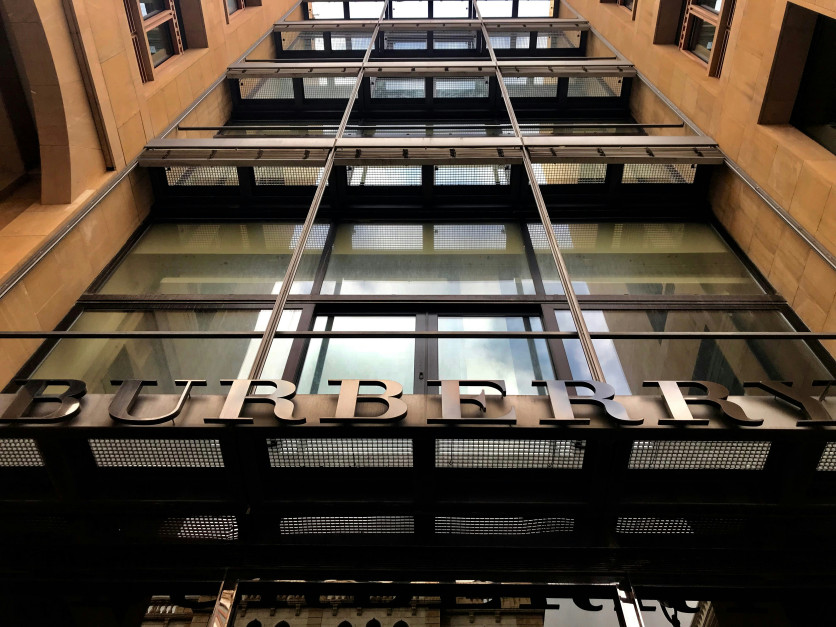 Um ano após perder sua posição no índice FTSE 100 do Reino Unido, o Burberry Group Plc retorna à lista. Foto: Rashid Khreiss / Unsplash