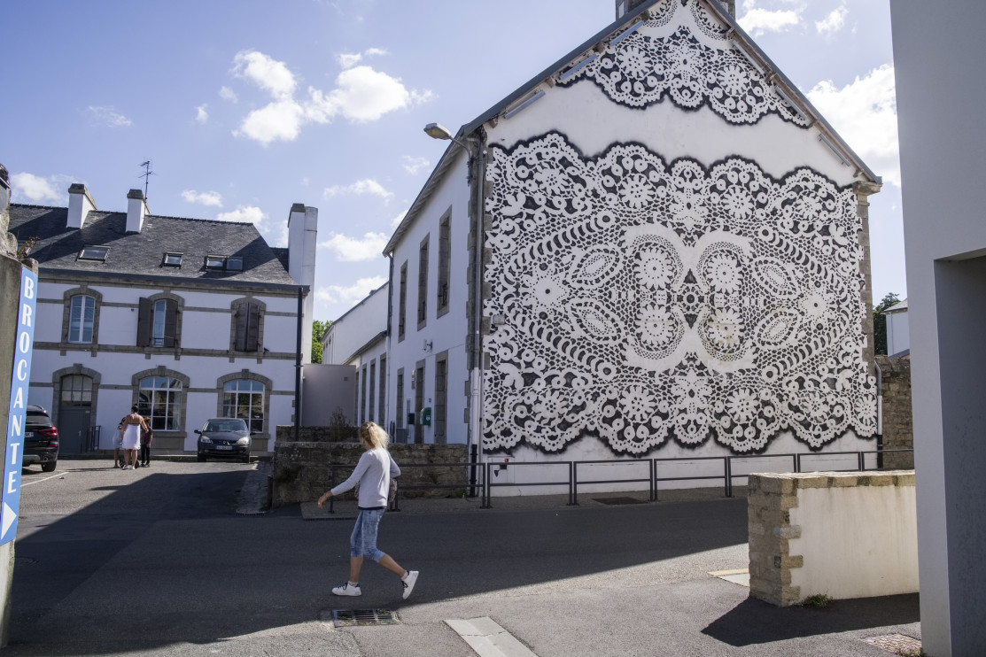 Mural de renda de NeSpoon em Pont-l'Abbe, França. Foto: Benard E/Andia/Universal Images Group / Getty Images