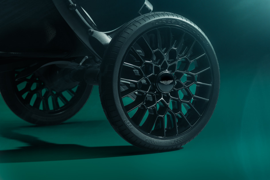 As rodas em formato de colmeia são inspiradas nos lendários modelos Valour e Victor. Foto: Materiais de imprensa / Aston Martin