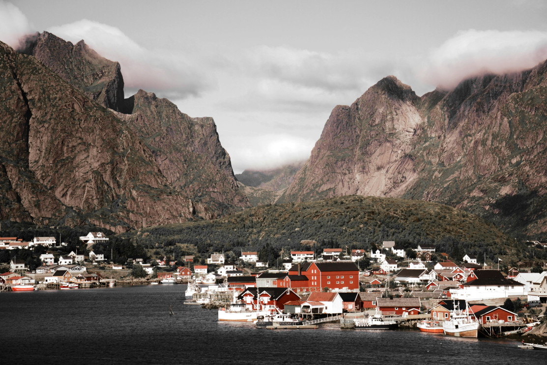 Reine - uma vila de pescadores localizada na ilha de Moskenesøya / foto: Unsplash, Alexander Sinn